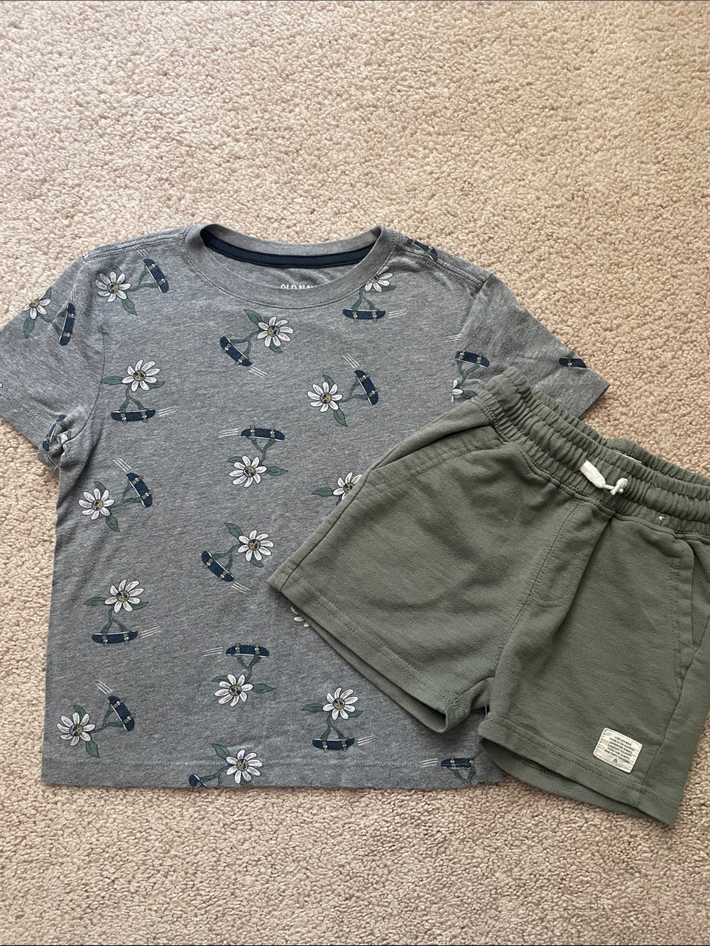 Gray Daisy Skate Tee & Olive Green Shorts Set